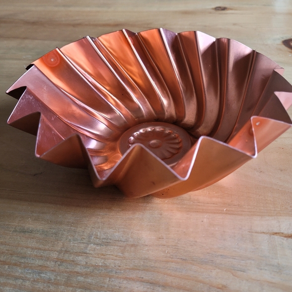Vintage Copper Tone Swirl Fluted Mold Pan - Picture 2 of 8
